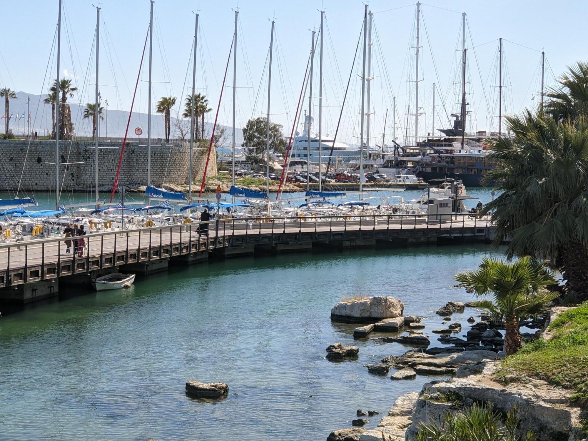Harbor View Haven Apartment Пирея Екстериор снимка